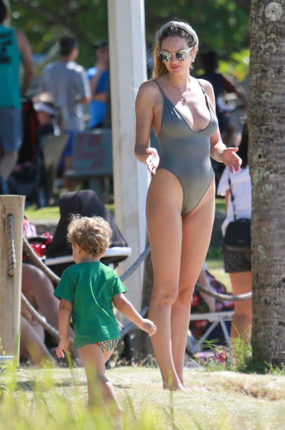 Exclusif - Candice Swanepoel profite d'une belle journée ensoleillée avec ses 2 fils, Anacã et Ariel et sa mère Eileen sur la plage de Espirito Santo au Brésil. Le 31 juillet 2018.