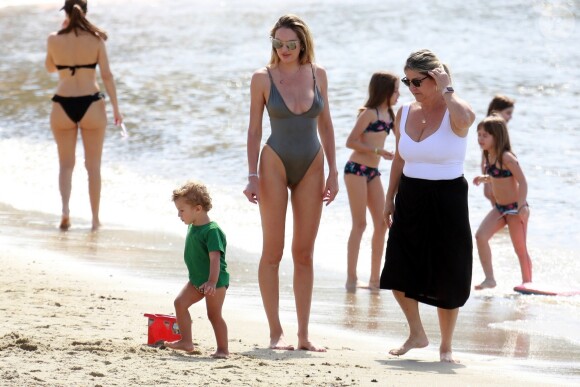 Exclusif - Candice Swanepoel profite d'une belle journée ensoleillée avec ses 2 fils, Anacã et Ariel et sa mère Eileen sur la plage de Espirito Santo au Brésil. Le 31 juillet 2018.