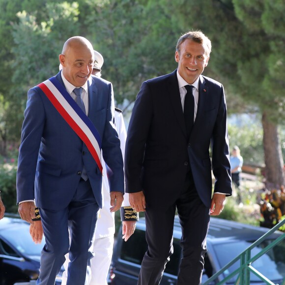 François Arizzi, maire de Bormes-les-Mimosas et le Président Emmanuel Macron lors de la cérémonie du 74ème anniversaire de la libération de Bormes-les-Mimosas pendant la seconde guerre mondiale le 17 août 2018. © Dominique Jacovides / Cyril Moreau / Bestimage