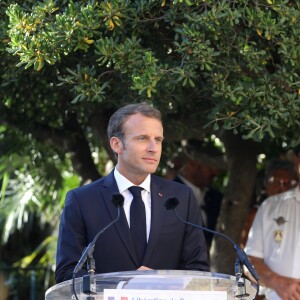 Le président Emmanuel Macron lors de la cérémonie du 74ème anniversaire de la libération de Bormes-les-Mimosas pendant la seconde guerre mondiale le 17 août 2018. © Dominique Jacovides / Cyril Moreau / Bestimage