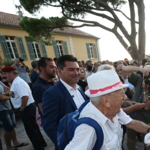 Brigitte Macron - Le Président de la République Emmanuel Macron et sa femme la Première Dame Brigitte Macron (Trogneux) ont participé à un pot de l'amitié suivi d'un bain de foule sur la place centrale du village de Bormes-les-Mimosas, le 17 août 2018. © Luc Boutria / Nice Matin / Bestimage