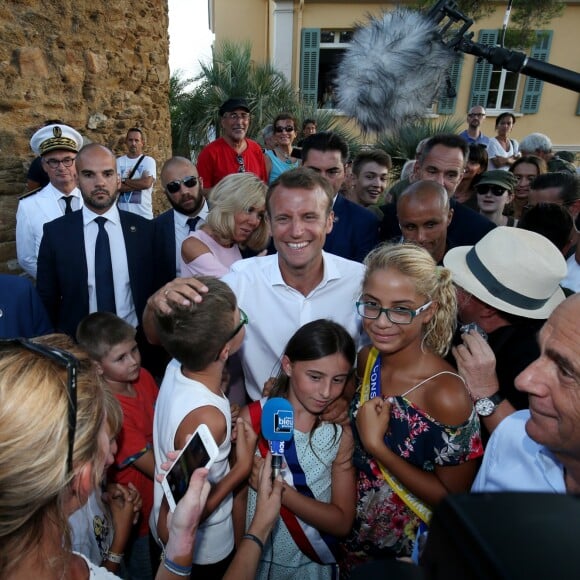 Jean-Luc Videlaine, préfet du Var, le président Emmanuel Macron et sa femme Brigitte, François Arizzi, maire de Bormes-les-Mimosas - Le Président de la République Emmanuel Macron et sa femme la Première Dame Brigitte Macron (Trogneux) ont participé à un pot de l'amitié suivi d'un bain de foule sur la place centrale du village de Bormes-les-Mimosas, le 17 août 2018. © Luc Boutria / Nice Matin / Bestimage