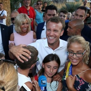 Le président Emmanuel Macron et sa femme Brigitte - Le Président de la République Emmanuel Macron et sa femme la Première Dame Brigitte Macron (Trogneux) ont participé à un pot de l'amitié suivi d'un bain de foule sur la place centrale du village de Bormes-les-Mimosas, le 17 août 2018. © Luc Boutria / Nice Matin / Bestimage