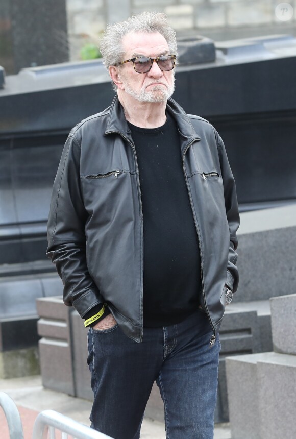 Eddy Mitchell lors des obsèques de Véronique Colucci au cimetière communal de Montrouge, le 12 avril 2018.