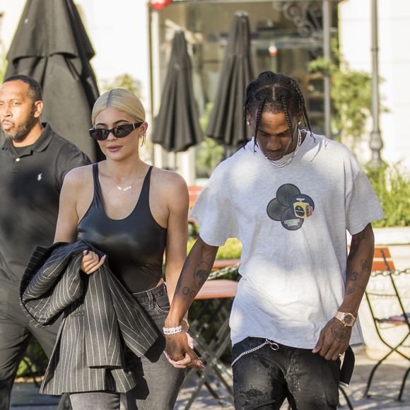 Kylie Jenner et son compagnon Travis Scott sont allés faire du shopping à la bijouterie Polacheck à Calabasas, le 13 août 2018