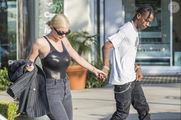 Kylie Jenner et son compagnon Travis Scott sont allés faire du shopping à la bijouterie Polacheck à Calabasas, le 13 août 2018