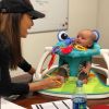 Eva Longoria et son fils Santiago lors d'une journée de travail pour la série Grand Hotel, à Los Angeles, le 20 août 2018
