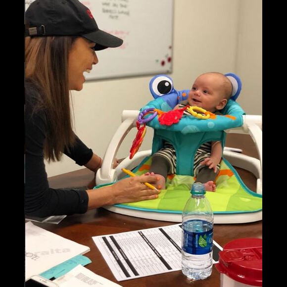 Eva Longoria et son fils Santiago lors d'une journée de travail pour la série Grand Hotel, à Los Angeles, le 20 août 2018