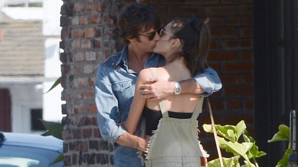 Alessandra Ambrosio en couple : Le top model et son chéri s'embrassent en public
