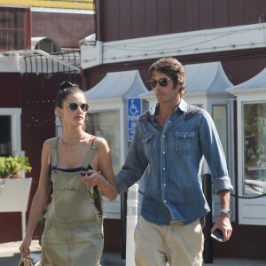 Exclusif - Alessandra Ambrosio et son compagnon Nicolo' Oddi s'embrassent dans les rues de Los Angeles. Les amoureux sont allés déjeuner dans un restaurant de la ville, le 13 août 2018.