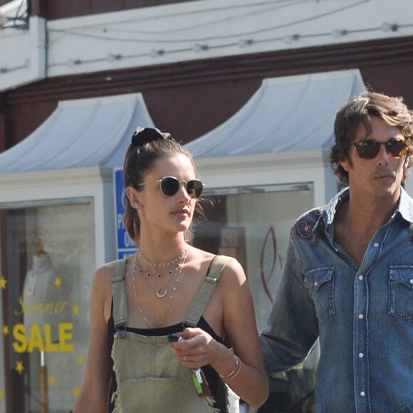 Exclusif - Alessandra Ambrosio et son compagnon Nicolo' Oddi s'embrassent dans les rues de Los Angeles. Les amoureux sont allés déjeuner dans un restaurant de la ville, le 13 août 2018.