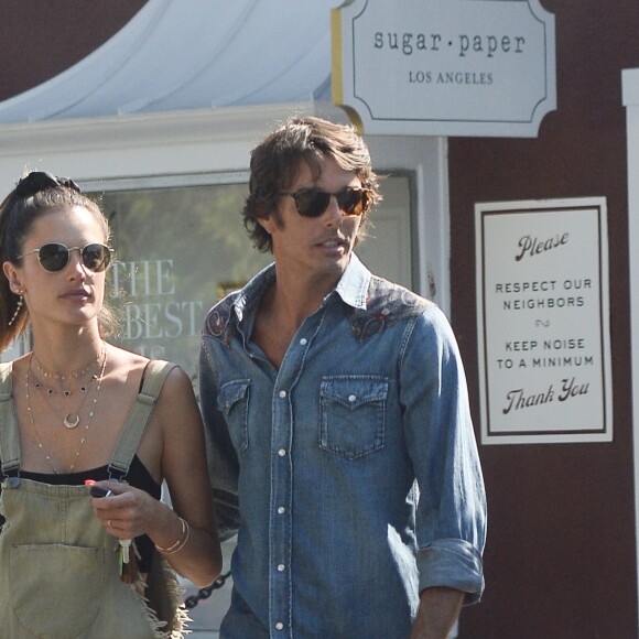 Exclusif - Alessandra Ambrosio et son compagnon Nicolo' Oddi s'embrassent dans les rues de Los Angeles. Les amoureux sont allés déjeuner dans un restaurant de la ville, le 13 août 2018.