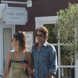 Exclusif - Alessandra Ambrosio et son compagnon Nicolo' Oddi s'embrassent dans les rues de Los Angeles. Les amoureux sont allés déjeuner dans un restaurant de la ville, le 13 août 2018.