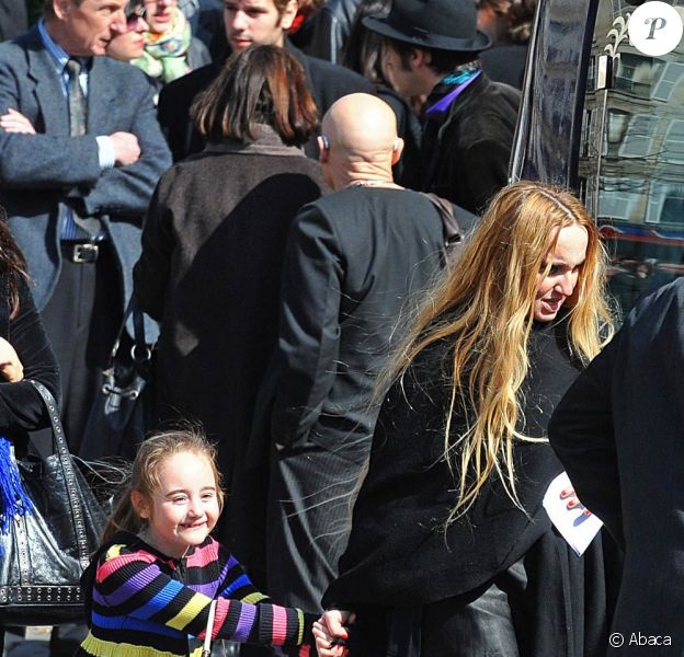 pour chloe mons l ex de bashung la vie continue purepeople