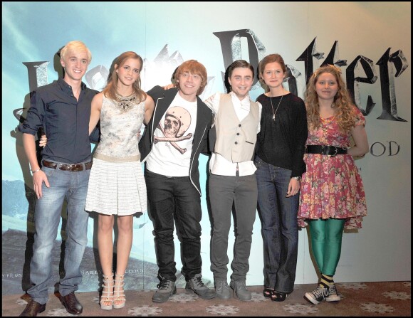 Tom Felton, Emma Watson, Rupert Grint, Daniel Radcliffe, Bonnie Wright et Jessie Cave à Londres, en 2009.