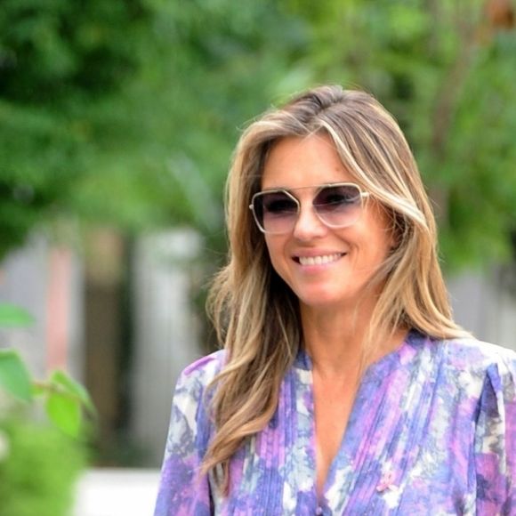 Exclusif - Elizabeth Hurley (Liz), fraiche et souriante, rentre chez elle à pied à Londres le 23 août 2018.