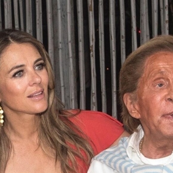 Elizabeth Hurley et son fils Damian pose avec Valentino Giammetti à Athènes en Grèce,le 8 aout 2018.