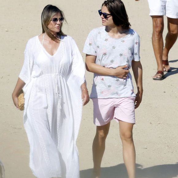 Exclusif - Liz Hurley arrive à la plage avec son fils Damian et son ex mari Arun Nayar à Mykonos en Grèce le 16 juillet 2018