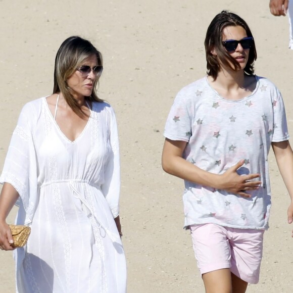 Exclusif - Liz Hurley arrive à la plage avec son fils Damian et son ex mari Arun Nayar à Mykonos en Grèce le 16 juillet 2018