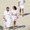 Exclusif - Liz Hurley arrive à la plage avec son fils Damian et son ex mari Arun Nayar à Mykonos en Grèce le 16 juillet 2018