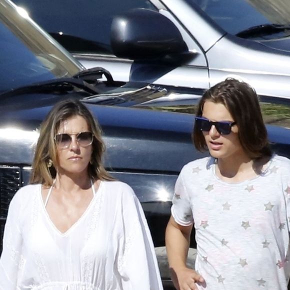 Exclusif - Liz Hurley arrive à la plage avec son fils Damian et son ex mari Arun Nayar à Mykonos en Grèce le 16 juillet 2018