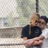 Exclusif - Stella Maxwell et sa compagne Kristen Stewart s'embrassent et se câlinent dans les rues de Los Angeles, le 20 août 2018.