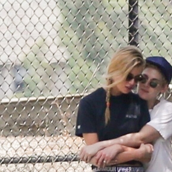 Exclusif - Stella Maxwell et sa compagne Kristen Stewart s'embrassent et se câlinent dans les rues de Los Angeles, le 20 août 2018.
