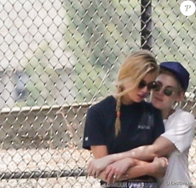 Exclusif - Stella Maxwell et sa compagne Kristen Stewart s'embrassent et se câlinent dans les rues de Los Angeles, le 20 août 2018.