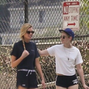 Exclusif - Stella Maxwell et sa compagne Kristen Stewart s'embrassent et se câlinent dans les rues de Los Angeles, le 20 août 2018.
