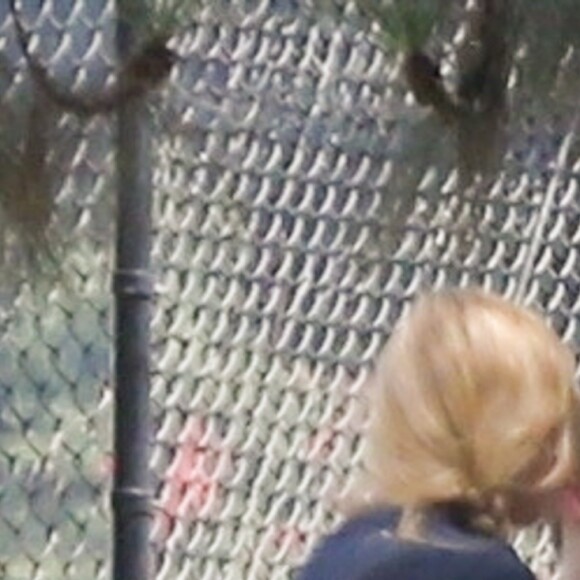 Exclusif - Stella Maxwell et sa compagne Kristen Stewart s'embrassent et se câlinent dans les rues de Los Angeles, le 20 août 2018.