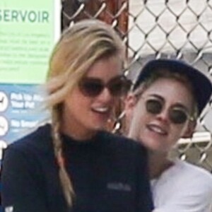 Exclusif - Stella Maxwell et sa compagne Kristen Stewart s'embrassent et se câlinent dans les rues de Los Angeles, le 20 août 2018.