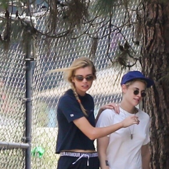 Exclusif - Stella Maxwell et sa compagne Kristen Stewart s'embrassent et se câlinent dans les rues de Los Angeles, le 20 août 2018.