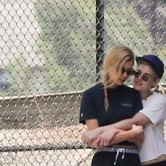 Exclusif - Stella Maxwell et sa compagne Kristen Stewart s'embrassent et se câlinent dans les rues de Los Angeles, le 20 août 2018.