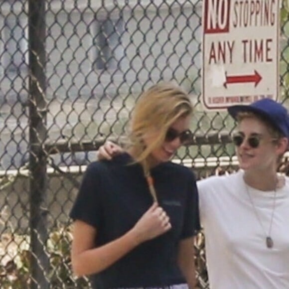 Exclusif - Stella Maxwell et sa compagne Kristen Stewart s'embrassent et se câlinent dans les rues de Los Angeles, le 20 août 2018.