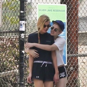 Exclusif - Stella Maxwell et sa compagne Kristen Stewart s'embrassent et se câlinent dans les rues de Los Angeles, le 20 août 2018.