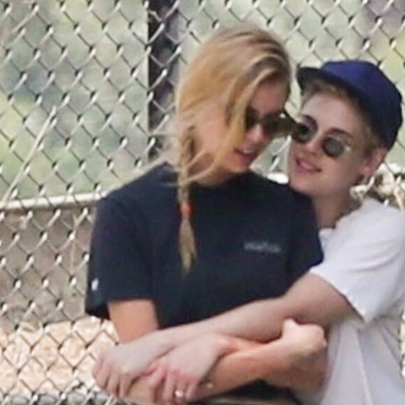 Exclusif - Stella Maxwell et sa compagne Kristen Stewart s'embrassent et se câlinent dans les rues de Los Angeles, le 20 août 2018.