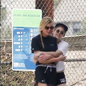 Exclusif - Stella Maxwell et sa compagne Kristen Stewart s'embrassent et se câlinent dans les rues de Los Angeles, le 20 août 2018.