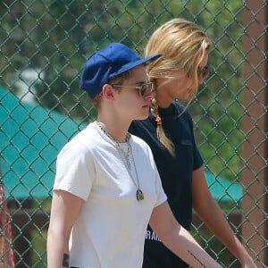 Exclusif - Stella Maxwell et sa compagne Kristen Stewart s'embrassent et se câlinent dans les rues de Los Angeles, le 20 août 2018.