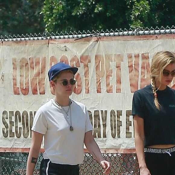 Exclusif - Stella Maxwell et sa compagne Kristen Stewart s'embrassent et se câlinent dans les rues de Los Angeles, le 20 août 2018.