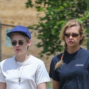 Exclusif - Stella Maxwell et sa compagne Kristen Stewart s'embrassent et se câlinent dans les rues de Los Angeles, le 20 août 2018.