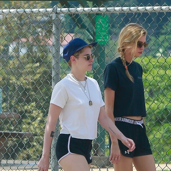 Exclusif - Stella Maxwell et sa compagne Kristen Stewart s'embrassent et se câlinent dans les rues de Los Angeles, le 20 août 2018.