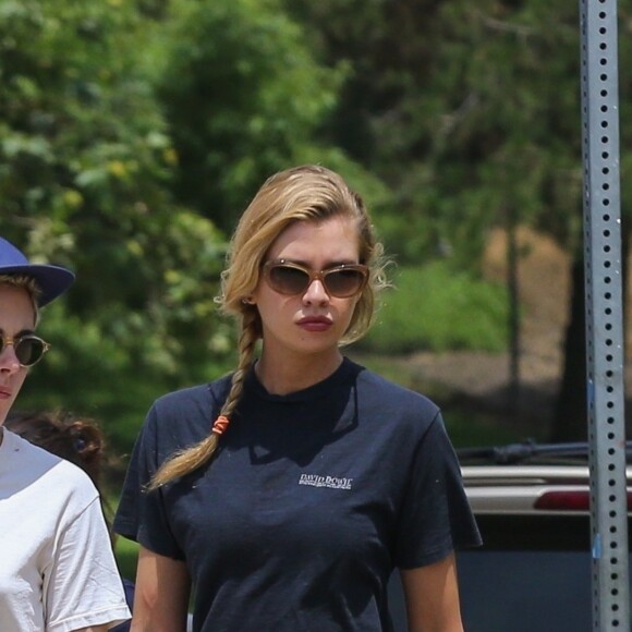 Exclusif - Stella Maxwell et sa compagne Kristen Stewart s'embrassent et se câlinent dans les rues de Los Angeles, le 20 août 2018.