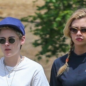 Exclusif - Stella Maxwell et sa compagne Kristen Stewart s'embrassent et se câlinent dans les rues de Los Angeles, le 20 août 2018.