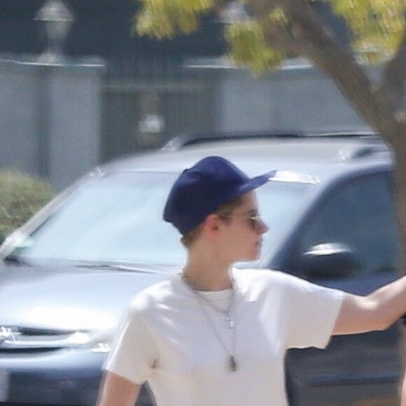 Exclusif - Stella Maxwell et sa compagne Kristen Stewart s'embrassent et se câlinent dans les rues de Los Angeles, le 20 août 2018.
