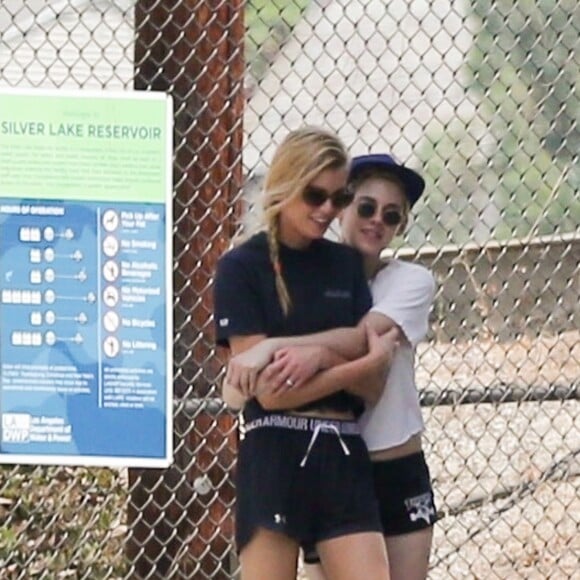 Exclusif - Stella Maxwell et sa compagne Kristen Stewart s'embrassent et se câlinent dans les rues de Los Angeles, le 20 août 2018.