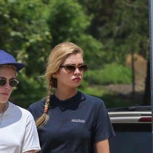Exclusif - Stella Maxwell et sa compagne Kristen Stewart s'embrassent et se câlinent dans les rues de Los Angeles, le 20 août 2018.
