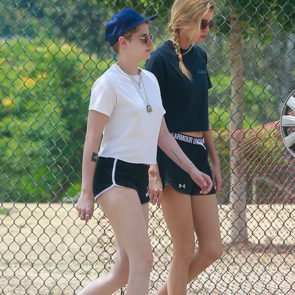 Exclusif - Stella Maxwell et sa compagne Kristen Stewart s'embrassent et se câlinent dans les rues de Los Angeles, le 20 août 2018.