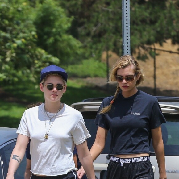 Exclusif - Stella Maxwell et sa compagne Kristen Stewart s'embrassent et se câlinent dans les rues de Los Angeles, le 20 août 2018.