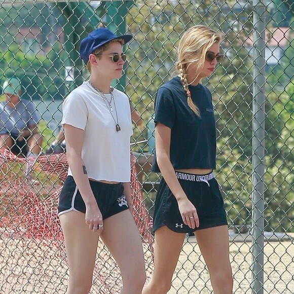 Exclusif - Stella Maxwell et sa compagne Kristen Stewart s'embrassent et se câlinent dans les rues de Los Angeles, le 20 août 2018.