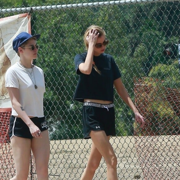 Exclusif - Stella Maxwell et sa compagne Kristen Stewart s'embrassent et se câlinent dans les rues de Los Angeles, le 20 août 2018.